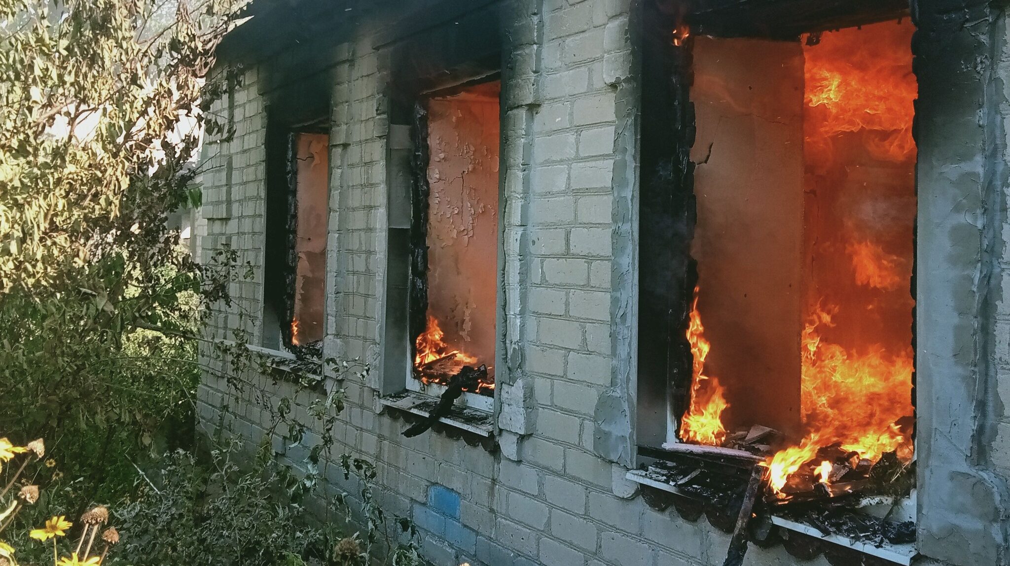 В Васильевском районе в результате вражеских обстрелов сгорел дом, – ФОТО