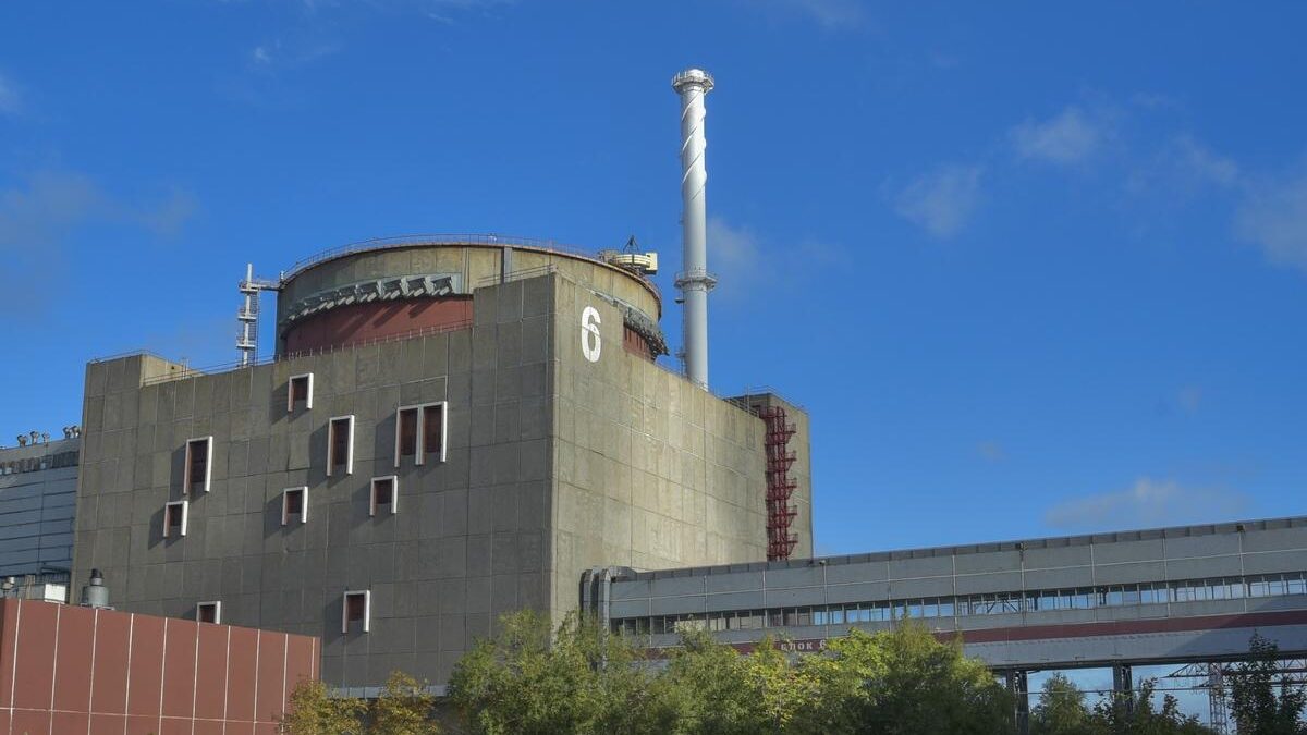 В Энергодаре из-за российских обстрелов полностью остановили Запорожскую атомную электростанцию