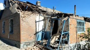 Зруйновані будинки та автівки: окупанти вчергове обстріляли Оріхів та Степногірськ, – ФОТО