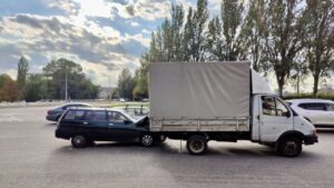 В центре Запорожья столкнулись легковушка и грузовик, – ФОТО