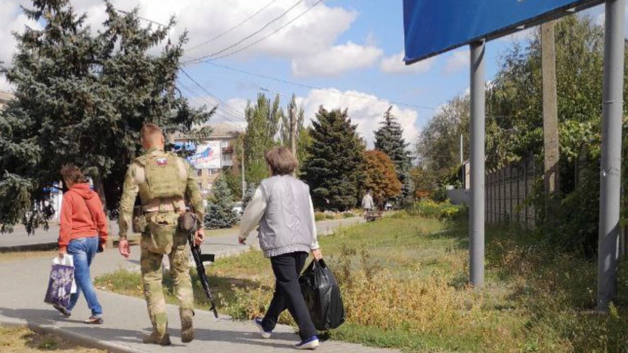 В Мелитополе оккупанты с оружием заставляют жителей «правильно» проголосовать на псевдореферендуме