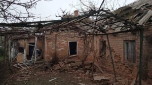 Повреждены частные дома, многоэтажки и ферма: российские оккупанты снова обстреляли Пологовский и Запорожский районы, – ФОТО