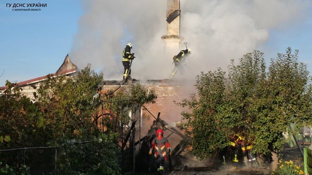 В Запорожье на Хортице сгорел частный дом – ФОТО, ВИДЕО