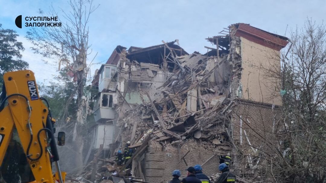 Внаслідок ракетного удару по центру Запоріжжю загинули двоє людей: під завалами залишаються люди, – ФОТО, ВИДЕО