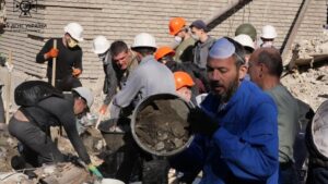 У Запоріжжі завали зруйнованих ракетами будинків разом з рятувальниками та комунальниками розбирають 96 добровольців, – ФОТО, ВІДЕО 