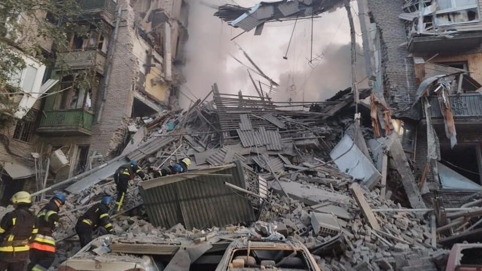 Ракетный удар по Запорожью: количество жертв возросло до семи, поиски под завалами продолжаются