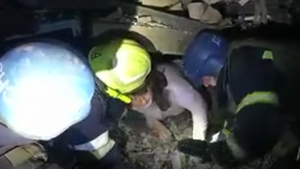 Под Запорожьем бойцы ГСЧС спасли семью из-под руин разрушенного ракетой дома, – ВИДЕО