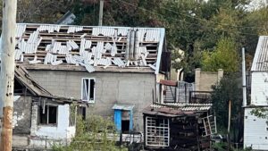 В результате ночной атаки на Запорожье пострадали жилые дома: разбиты окна, двери и крыши, – ФОТО