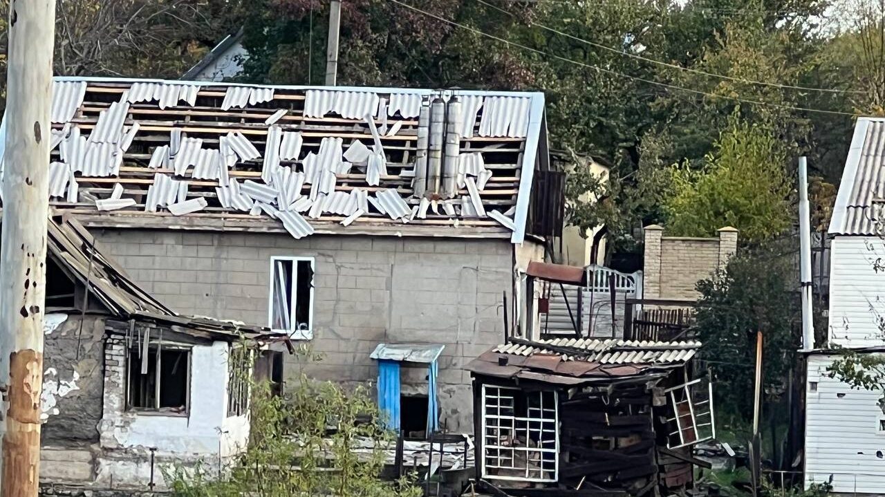 В результате ночной атаки на Запорожье пострадали жилые дома: разбиты окна, двери и крыши, – ФОТО