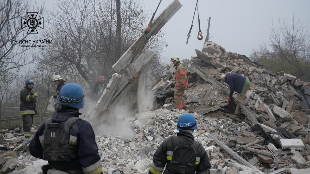 Под Запорожьем продолжают разбор завалов разрушенного ракетой дома: количество жертв увеличилось