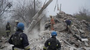 Ракетная атака по Вольнянску: количество погибших увеличилось, разбор завалов дома продолжается, – ФОТО