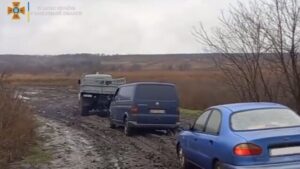 Спасатели продолжают вытаскивать автомобили с размытой «дороги жизни» в Запорожской области, – ВИДЕО