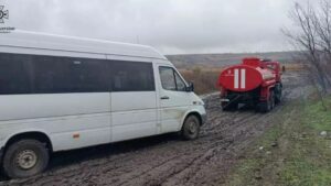 «Дорога жизни» под Запорожьем: за сутки спасатели вытащили из грязи 5 легковушек, 2 автобуса и 3 грузовика