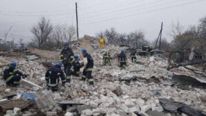 Вночі російські війська завдали ракетний удар по Вільнянську: зруйновано двоповерховий будинок, чотири людини загинули, – ФОТО 