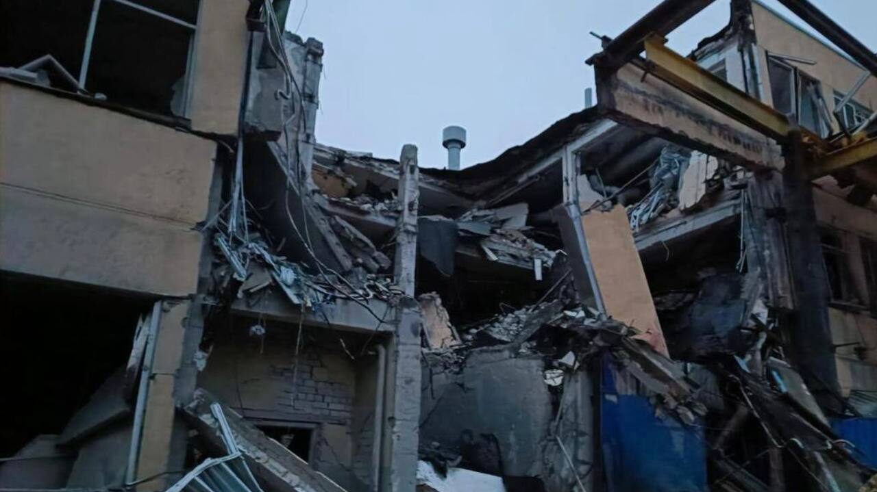 Российские террористы нанесли ракетный удар по одному из промышленных предприятий Запорожья: погиб человек, 120 домов без отопления