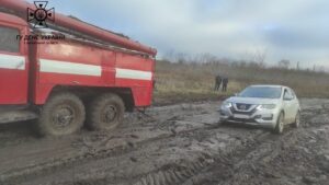 Під Запоріжжям з розмитої дощами «дороги життя» рятувальники витягли ще 42 автомобілі