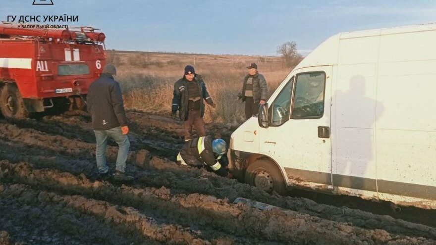 У Запорізькій області з розмитої «дороги життя» рятувальники витягли мікроавтобус та шість легковиків, – ФОТО