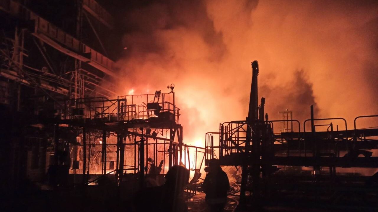 Вночі окупанти завдали ракетний удар по Запоріжжю: зруйновано промисловий об’єкт, пошкоджені будинки, – ФОТО