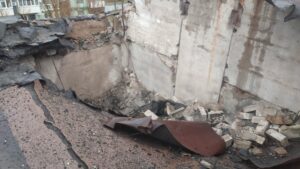 Рашисты обстреляли поселок под Запорожьем и разрушили крышу пятиэтажного дома