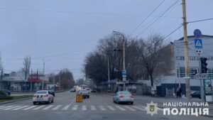 В Запорожье водитель сбил двоих пешеходов: женщина скончалась в больнице