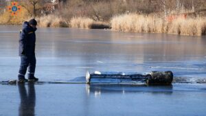 В Запорожье во время недавних обстрелов в озеро упал снаряд от 