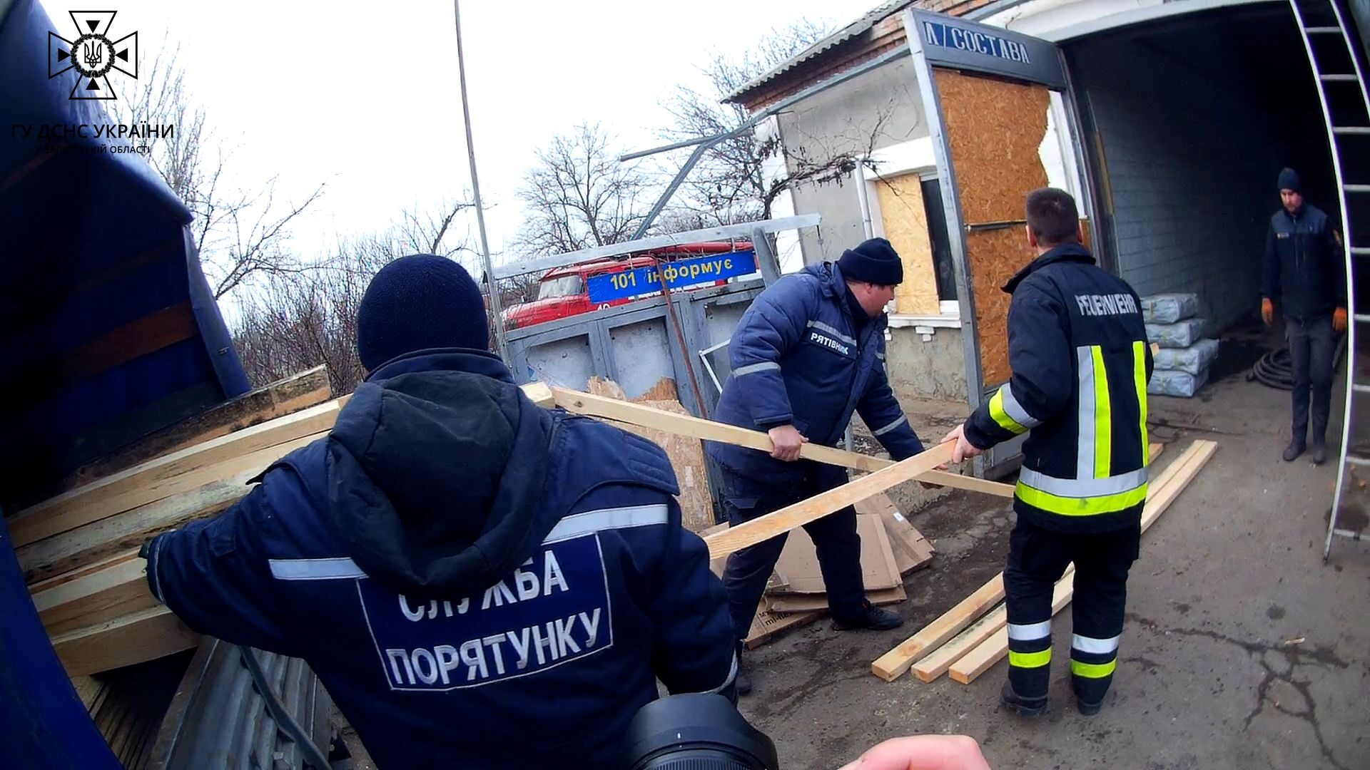 Запорожские спасатели менее чем через сутки отремонтировали поврежденную российским обстрелом пожарную часть в Гуляйполе, – ФОТО, ВИДЕО