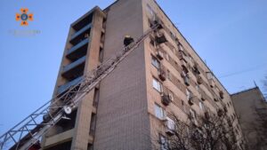 В Запорожье произошел пожар в многоэтажном доме: на месте работали 17 спасателей, – ФОТО