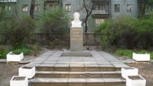 У Запоріжжі біля однієї зі шкіл демонтували бюст російського поета Пушкіна, – ФОТО