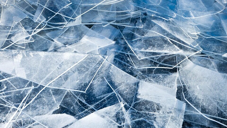 В Запорожье два подростка провалились под лед на Днепре