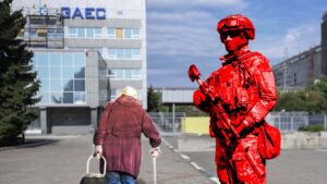 Российские оккупанты спровоцировали кадровый голод на Запорожской АЭС: заманивают большим повышением и устраивают пенсионеров