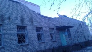 Рашисты разрушили здание городской больницы в Орехове и обстреляли школу в Степногорске, – ФОТО