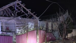 Рашисти біля Запорізької АЕС вночі двічі обстріляли Нікопольський район: зруйновано вісім будинків, – ФОТО