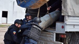 Пиротехники уничтожили авиабомбу, которую россияне сбросили на Запорожскую область – ФОТО, ВИДЕО