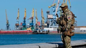 До Бердянського порту повернувся російський балкер, яким ворог вивозить награбоване