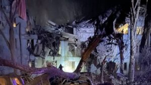 Ракетний удар по Запоріжжю: зруйнувано три поверхи багатоквартирного будинку, – ФОТО, ВІДЕО