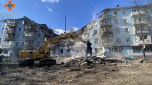 В Запорожье на месте ракетного удара по многоэтажке продолжают поисково-спасательные работы, – ФОТО