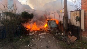 Російські окупанти, які знаходяться біля Запорізької АЕС, знову обстріляли Нікопольський район, є руйнування, – ФОТО 