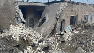 Армія РФ завдала ракетний удар по Запоріжжю: зруйнувано будівлю промислового підприємства, – ФОТО