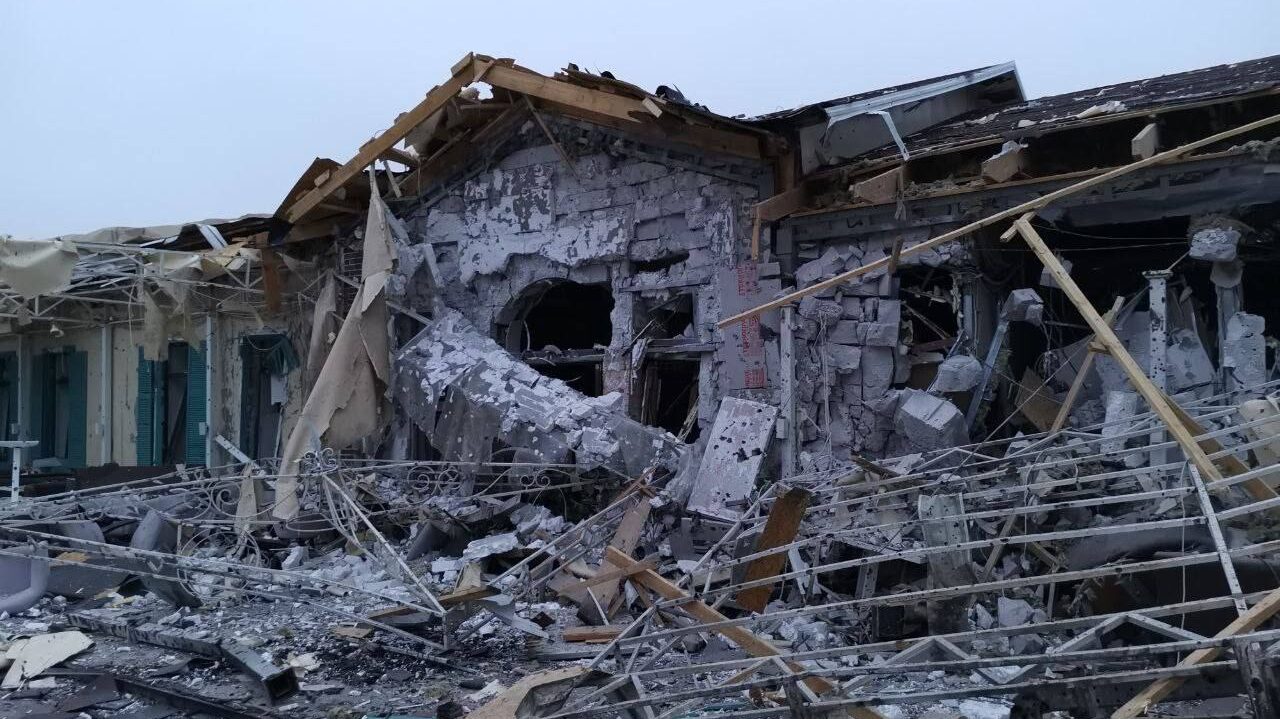 Сьогодні вночі рашисти завдали ракетний удар по житловому комплексу у Запоріжжі: зруйновано ресторан, пошкоджено дев’ять будинків, – ФОТО, ВІДЕО