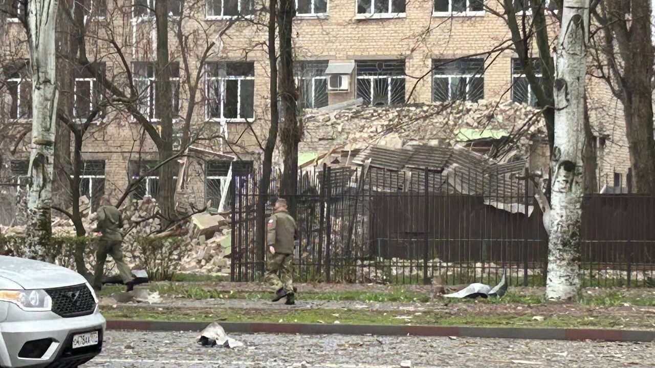 Взрывы в Мелитополе: в оккупированном городе «бавовна» разрушила казармы российских солдат, – ФОТО, ВИДЕО