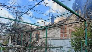 Окупанти завдали удару по будинку в Запорізькій області: виникла пожежа