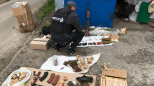Проверяют на причастность к диверсиям и разведке: правоохранитель из Запорожья хранил в своем гараже оружие и взрывчатку, — ФОТО
