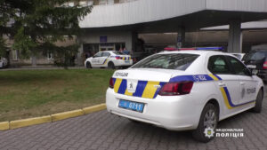 Житель Запорожья угрожал медперсоналу больницы гранатой: на месте происшествия прибыл спецназ и кинологи