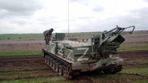 Враг хаотично минирует засеянные поля и дамбы в Запорожской области: подробности