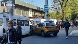 Ранкова ДТП у центрі Запоріжжя: водій помер у машині «швидкої допомоги», — ВІДЕО