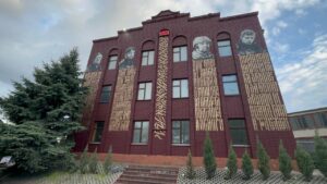 Портреты российских военных и пропагандистки с цитатами появились на зданиях оккупированного города в Запорожской области
