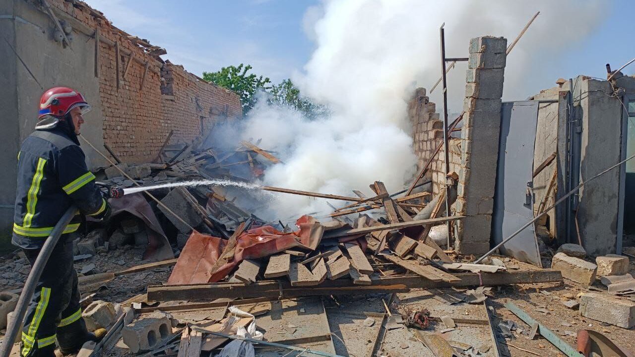 Двух человек вытащили из-под завалов: враг нанес удар по Запорожской области