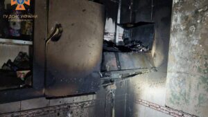 У Запоріжжі сталася пожежа у багатоповерховому будинку: людину госпіталізували, – ФОТО