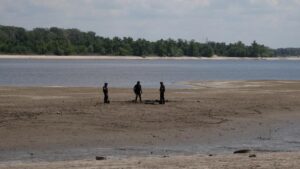 В Запорожье после обмеления Днепра на берегу нашли минометную мину, а в воде – гранату Ф-1, – ФОТО