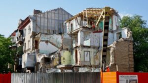 У Запоріжжі розпочали демонтаж частини зруйнованого будинку: які роботи виконають насамперед